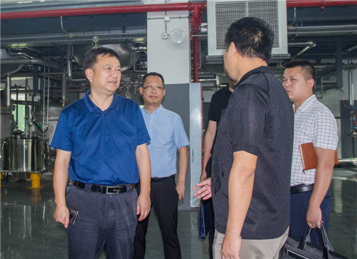 8月20日，歐彥（左一）帶隊(duì)到四川新青陽藥業(yè)實(shí)地查看生產(chǎn)車間，了解生產(chǎn)面臨的問題和困難..jpg